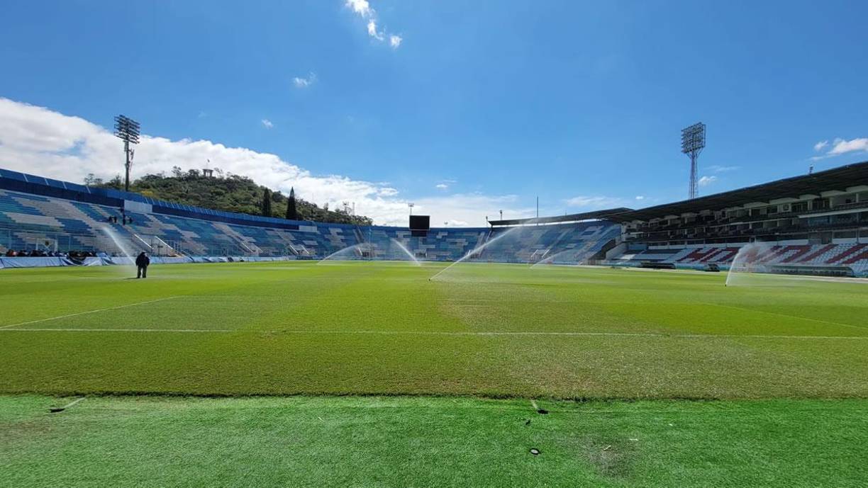 Pese bajas condiciones climáticas, el riego es constante en la cancha del estadio Nacional Chelato Uclés.