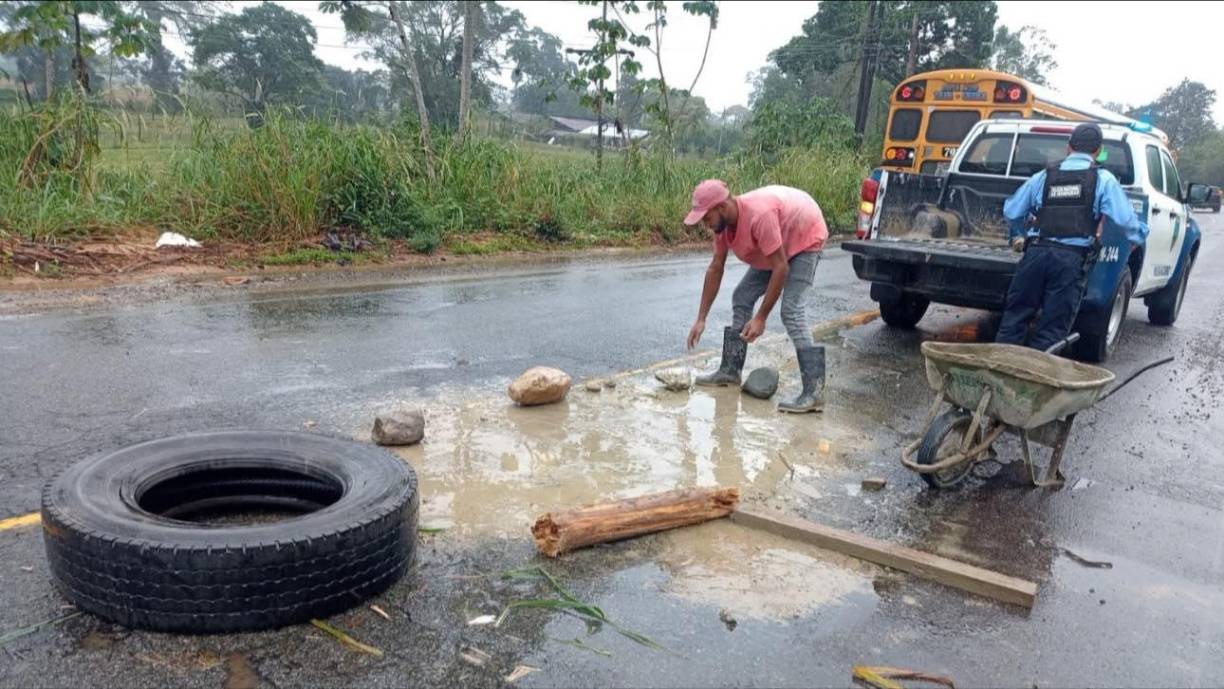 Ciudadanos también se han dado a la tarea de tapar baches en la carretera CA-13. 