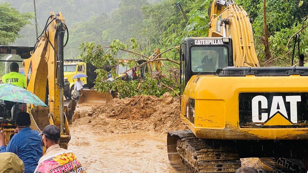 Pero casi de inmediato llegaron varios operarios de maquinaria pesada para despejar la carretera.