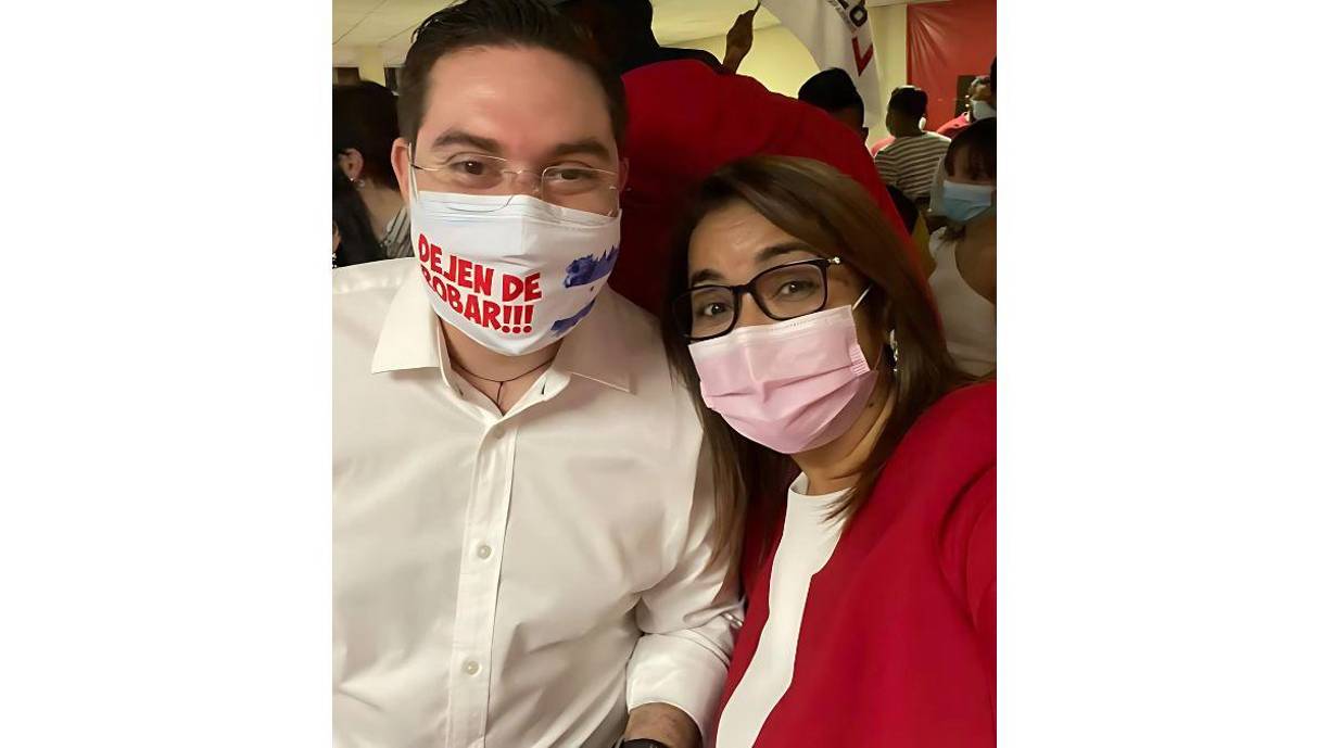 Fotografía de Arminda Urtecho junto a Jorge Cálix, ahora pre-candidato a la presidencia por el Partido Liberal de Honduras.