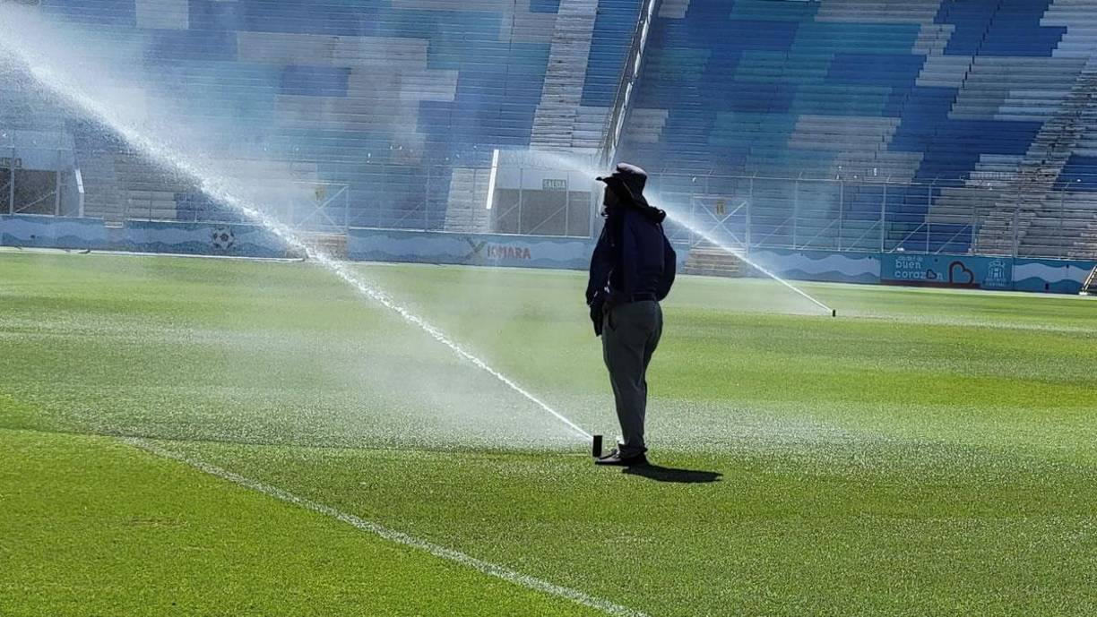 La supervisión del riego es constante y así asegurar el buen funcionamiento de los aspersores que están dentro de la cancha.