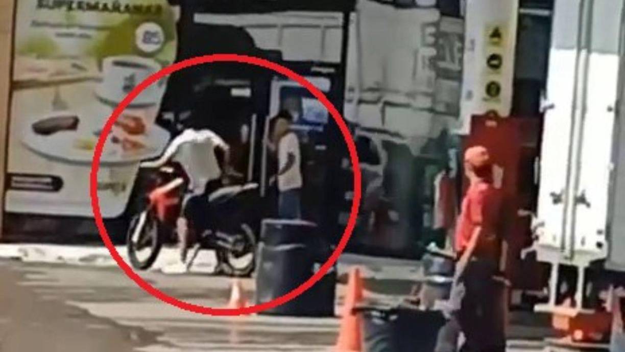 La Policía ya está detrás de él, pero aún no se reportan detenciones.