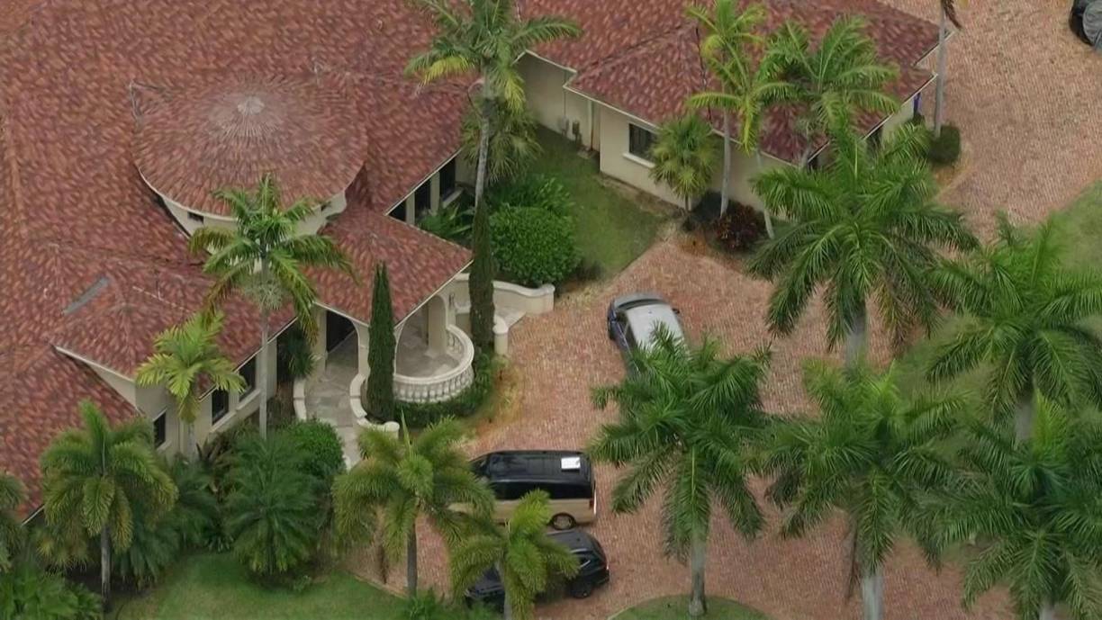 La información fue confirmada por el Departamento de la Policia de Davie, ciudad en la península de Estados Unidos, tras recibir una llamada de auxilio tras ser encontrado por una asistente de la casa.