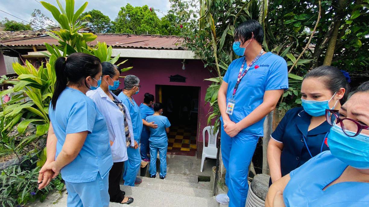 Por pocos minutos, los restos del desafortunado joven fueron velados en la casa de habitación de los padres de la viuda en la colonia Bella Vista. 