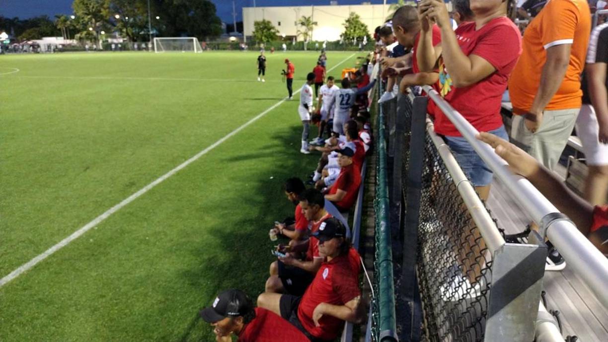 Los suplentes del Ollimpia se preparan antes del partido.