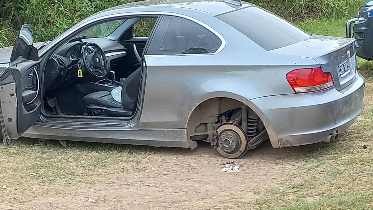 Su auto, un <b>BMW gris</b>, fue encontrado en el barrio <b>Alto de Noguera </b>con los vidrios rotos y sin las ruedas. Por lo pronto, la familia y los allegados al delantero sudamericano aseguran que no saben nada de él.