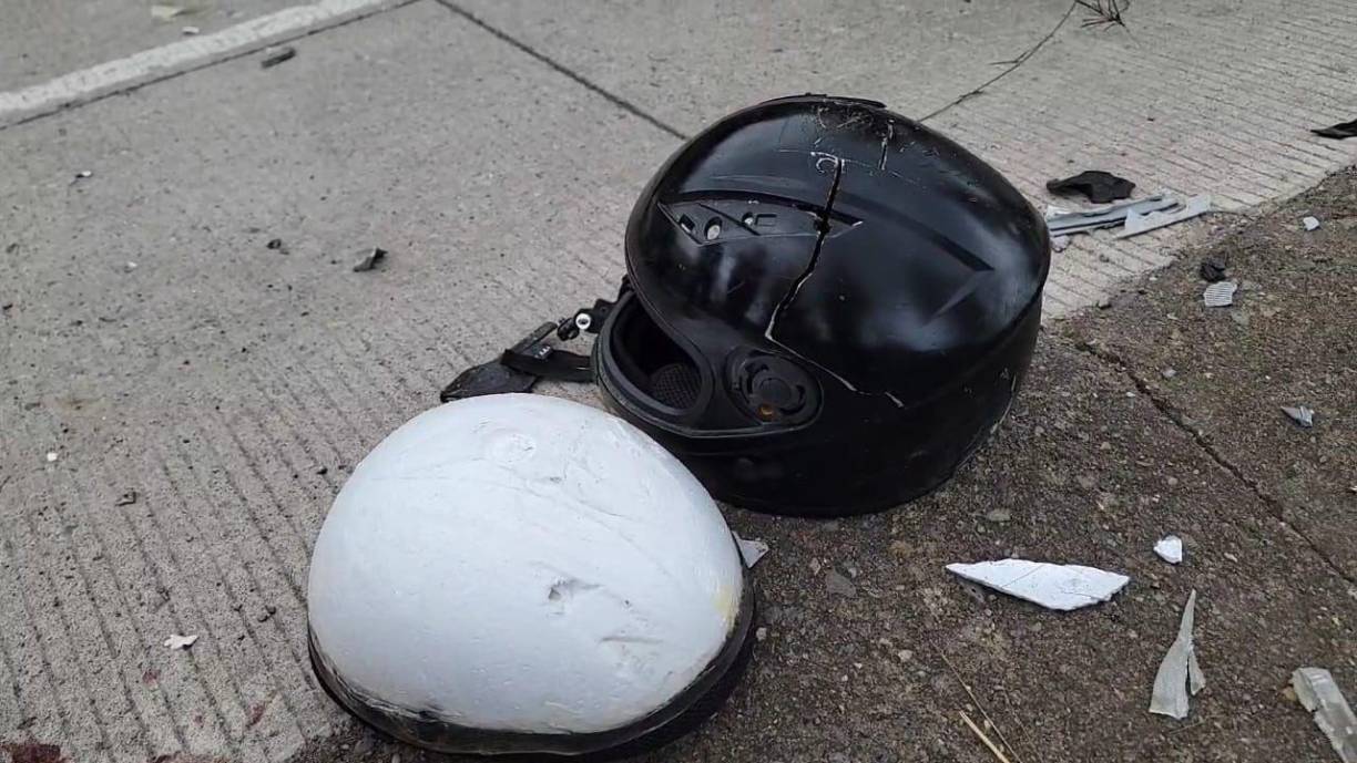 Los cascos salvaron a los jóvenes de morir.. Así quedaron.