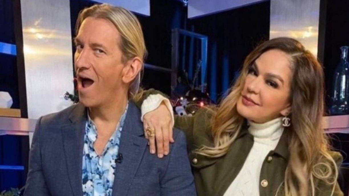 “Es una idea que yo traía. Cuando me encuentro con Javier, ya nos habíamos conocido, yo lo había escuchado dando chismes en un programa de Los Ángeles y dije ‘Ese me encanta, ese tiene que ser mío’, de amiguitos. Total, que lo encuentro en Miami, nos presentan allá”, comentó.