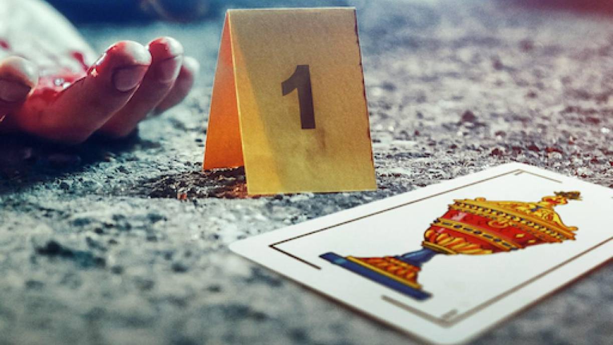 Los medios comenzaron a especular sobre el “asesino de los naipes”, mientras la Policía intentaba dar con su paradero. El 18 de marzo, el homicida cometió su último crimen, asesinando a Georgie y Doina Magda, un matrimonio de origen rumano, en un descampado de Arganda del Rey. En el lugar, se encontraron las cartas del tres y el cuatro de copas, marcadas con un punto azul, un detalle que resultaría clave en la resolución del caso.