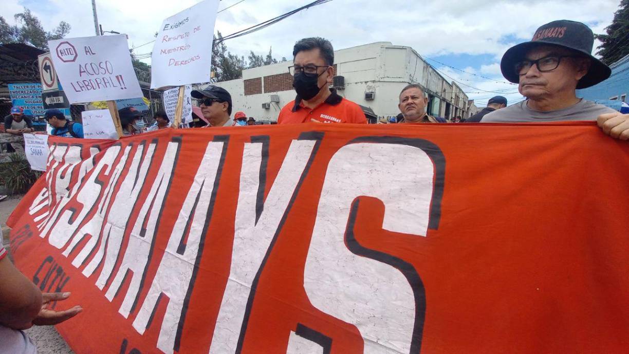 Un grupo de empleados del Servicio Autónomo Nacional de Acueductos y Alcantarillados (Sanaa) protestaron este martes en las afuera de las instalaciones de la institución en Tegucigalpa.