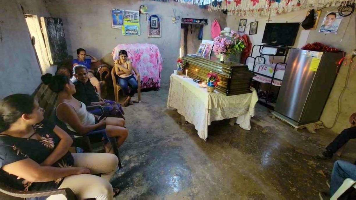 Dos menores de 7 y 9 años de edad perdieron la vida, mientras que la madre de uno de ellos se encuentra en estado delicado, luego que una mujer que aprendía a conducir los arrolló en medio del festejo.