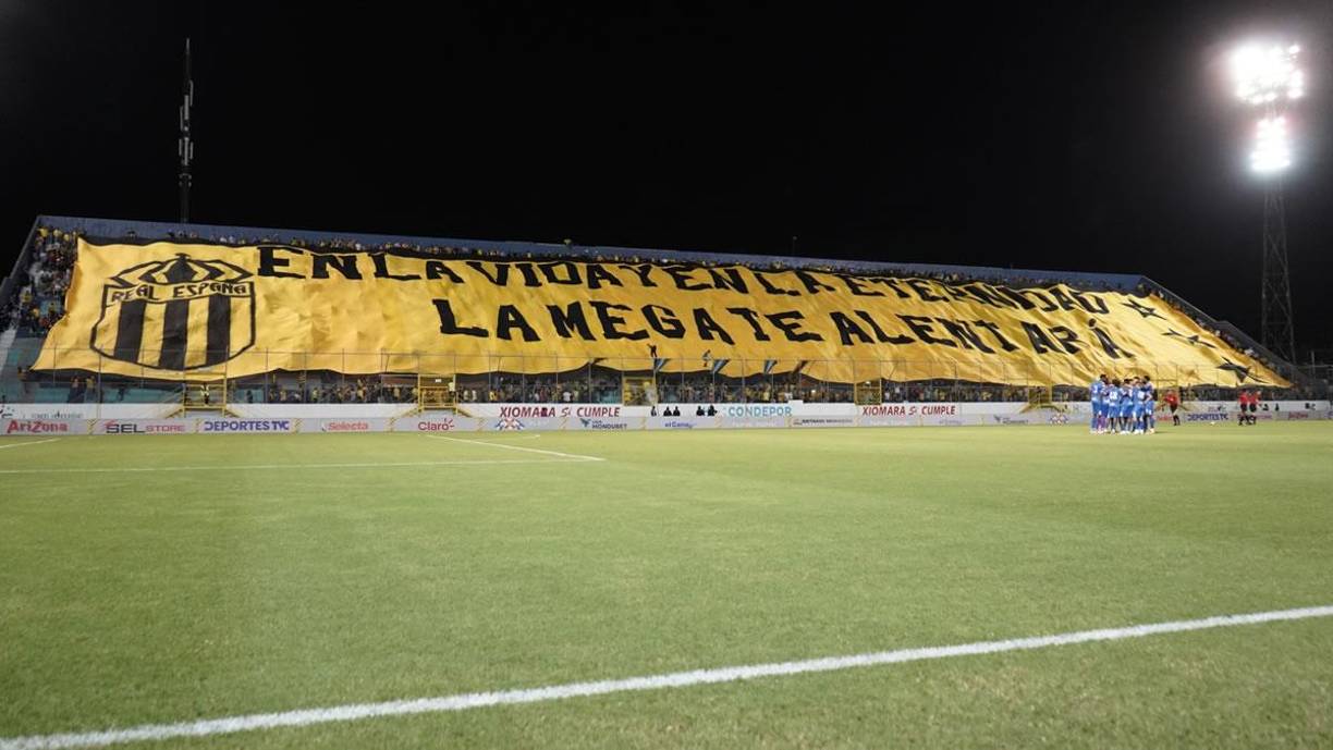 “En la vida y en la eternidad la mega te alentará”, el mensaje en la gigantesca manta que sacó la afición del Real España segundos antes del pitazo inicial.