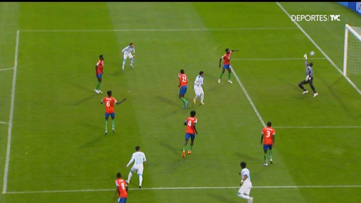 La respuesta de los catrachos fue muy rápido. A los cinco minutos Marco Tulio Aceituno, ese mismo que nos clasificó a la cita mundialista, anotaba de cabeza para poner el 1-1.