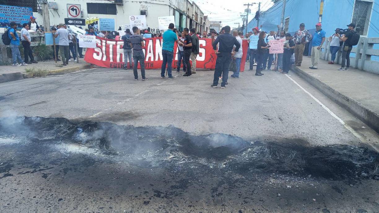 Los sindicalistas del Sanaa protestan porque no obtienen respuesta ante despidos injustificados.