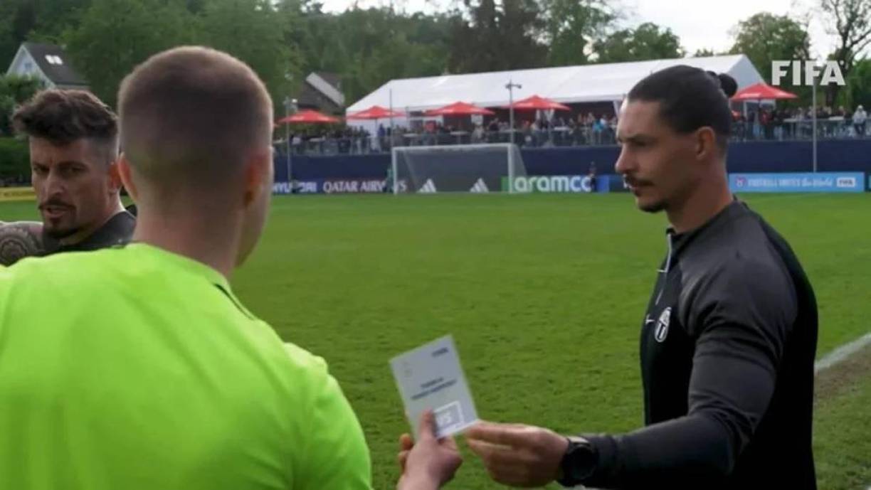 El FVS no emplea un segundo cuerpo arbitral como el VAR y es el mismo juez central quien revisa las jugadas. Fue concebido como un sistema menos costoso que el VAR para ser usado en torneos pequeños, según la FIFA.