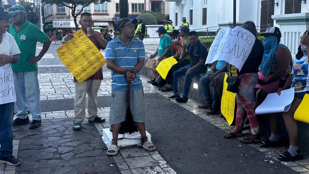 Varios carreteros se plantaron este miércoles en protesta frente a la Municipalidad de San Pedro Sula para pedir al alcalde Roberto Contreras que los deje trabajar en el centro de la ciudad.