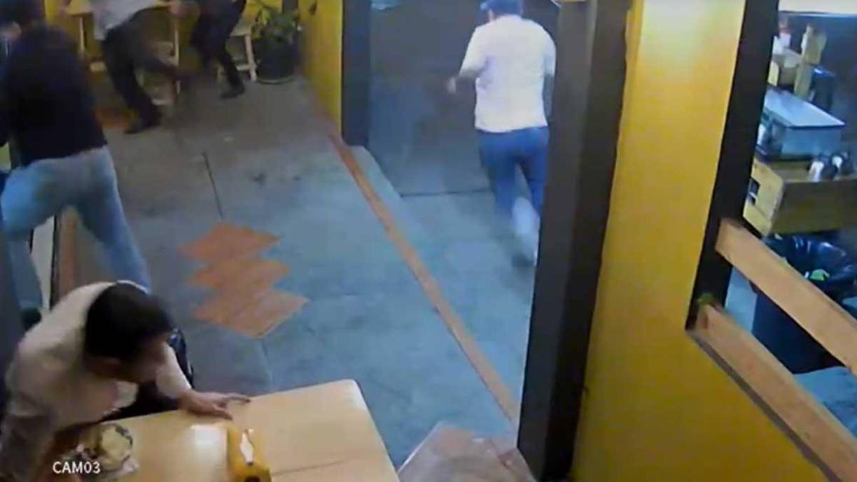 Después salió corriendo del lugar con arma mano.