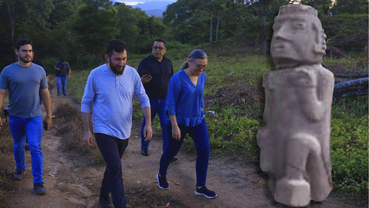 Esta es la pieza insigne hallada en Los Metates. Se cree que es una estatuilla de origen Tolteca que pudo haber sido elaborada entre el 500 y 600 años después de Cristo. Es decir, que a la llegada de los conquistadores españoles, esta pieza ya tenía alrededor de mil años de haber sido elaborada en Quimistán, asegura el profesor Martínez y autoridades municipales que documentan la historia del sitio.