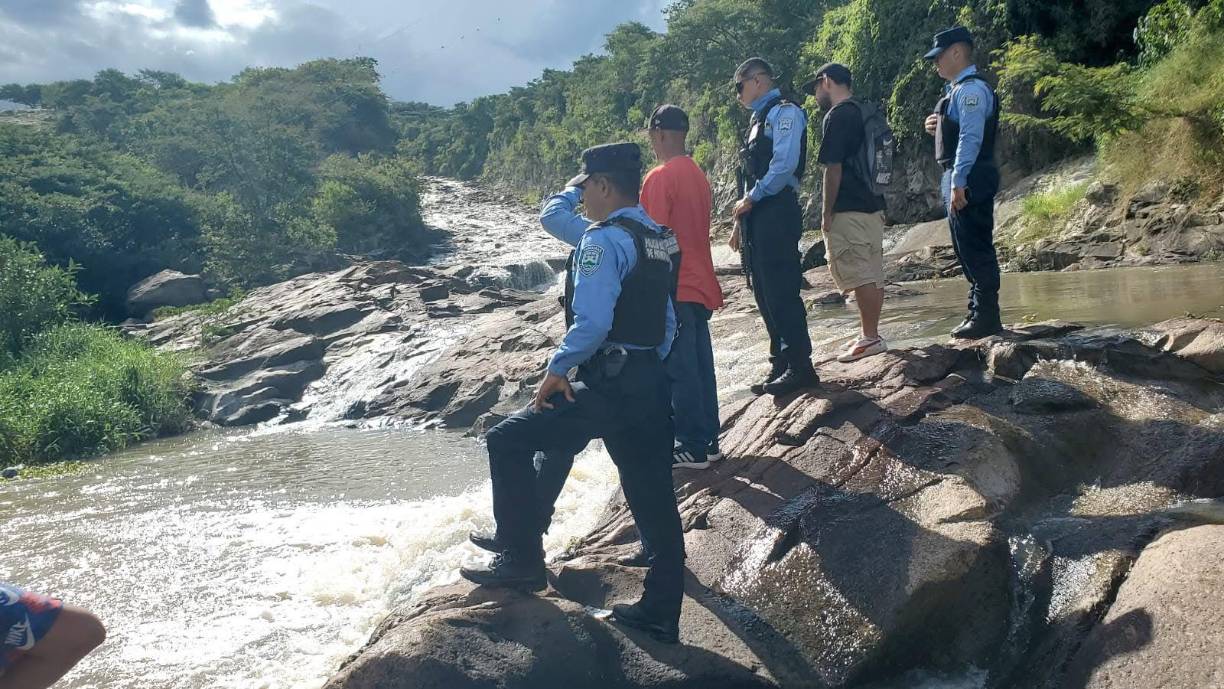 Corea Linarez, estudiante de 15 años del instituto gubernamental Superación San Francisco, se habría lanzado a las aguas profundas, pero su cuerpo no volvió a salir a flote, situación que preocupó al resto de jóvenes y llamaron al Sistema de Emergencias 9-11. 