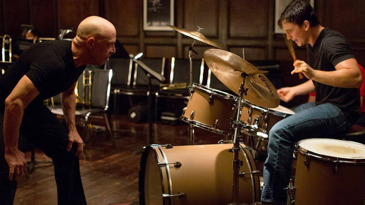 “Whiplash: música y obsesión” (2014) - Aunque se centra en el mundo de la música, ofrece lecciones sobre la búsqueda obsesiva de la perfección, la resiliencia y la relación entre el mentor y el aprendiz. La lección que deja es: se necesita “saber tanto” como para darse cuenta de lo que “no se sabe”. El que no sabe, en su ignorancia, no se da cuenta de lo que está haciendo mal o debe mejorar.