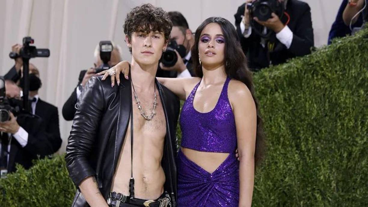 En Taste, el sencillo recién lanzado de su nuevo álbum, Sabrina le canta a una mujer, la aparente nueva novia de su ex, el fandom supone que se trata de Camila. Recordemos que se dice que Mendes y Cabello volvieron a ser novios en 2023, luego de ser captados muy amorosos en el festival de Coachella.La letra dice: Ah, dejé una gran impresión.Una de un metro cincuenta, para ser exacta. Te preguntas por qué desapareció la mitad de su ropa. En mi cuerpo es donde están. Ahora me fui, pero sigues acostada. A mi lado, a un grado de separación.Escuché que volvieron y si es verdad. Tendrás que saborearme cuando te esté besando. Si quieres para siempre, apuesto a que si. Solo debes saber que también me probarás.