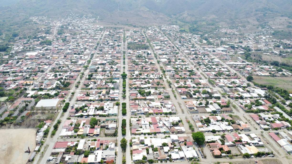 <b>Fue así, que tras la conmoción por la tragedia que los golpeaba, los habitantes de Ocotepeque decidieron trasladar sus vidas y su ciudad a las proximidades del vecino municipio de Sinuapa y bautizaron la ciudad como Nueva Ocotepeque, cuentan los locales en la plaza de comidas llamada El Planchón, en el corazón de la ciudad. </b>