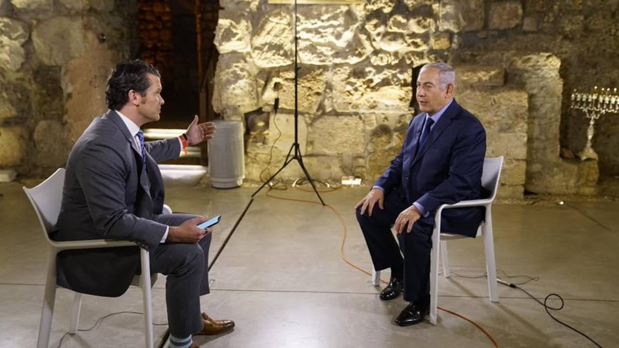Hegseth inició como colaborador de Fox News en 2014, en la imagen en una entrevista con el primer ministro israelí, Benjamin Netanyahu.