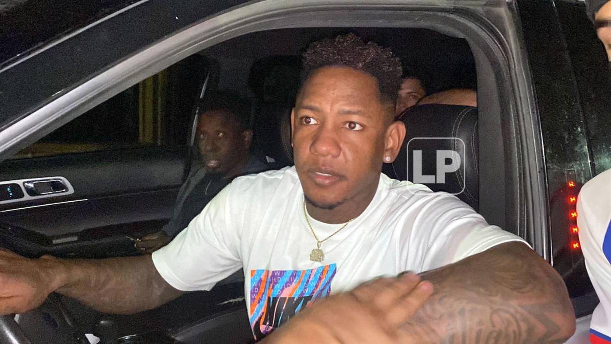 Romell Quioto no se perdió la final y tras el partido atendió a los aficionados del Olimpia para tomarse fotos.