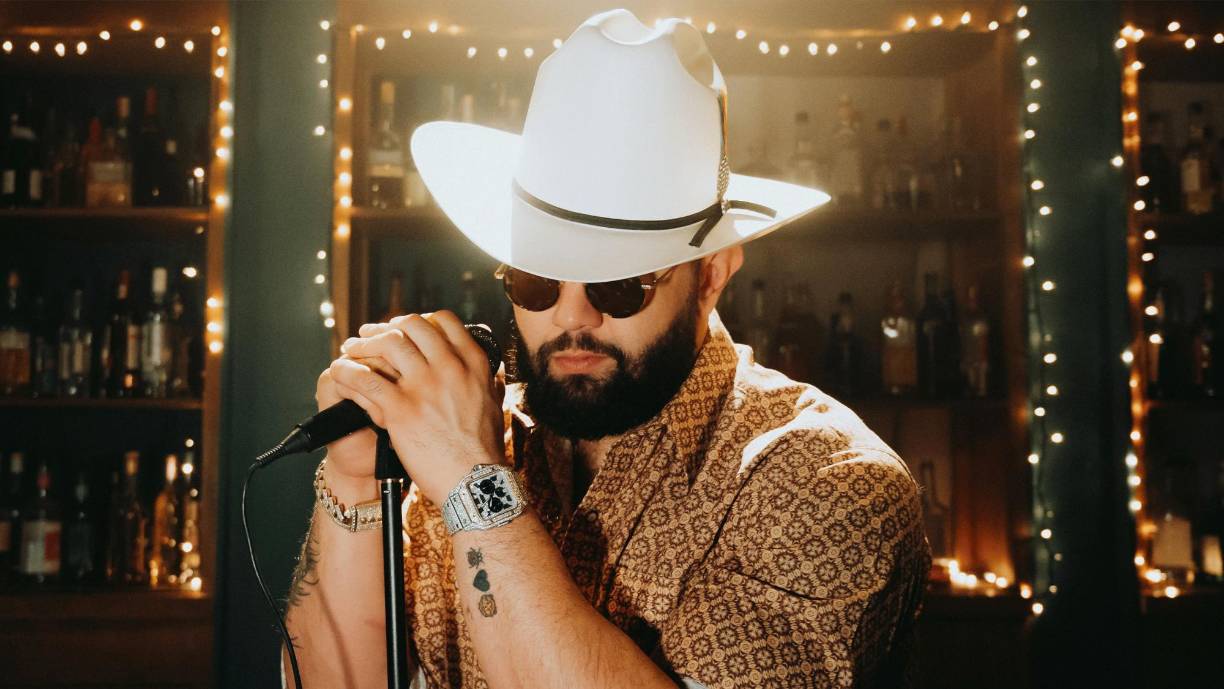 El mexicano Carín León dará un concierto en Expocentro, en San Pedro Sula, el 29 octubre. La presentación de León se realizará gracias a Arceyut Producciones HN. Los precios para disfrutar del intérprete de temas como “Que vuelvas”, “Tú”, “El tóxico” y “La boda del huitlacoche”, por mencionar algunos, son de L7,353 para la localidad de alfombra roja, L5,059 en mesa experiencia, L4,412 mesa platinum, L2,176 silla VIP y L1,294 general de pie. Los boletos se venden en www.publitickets.com.