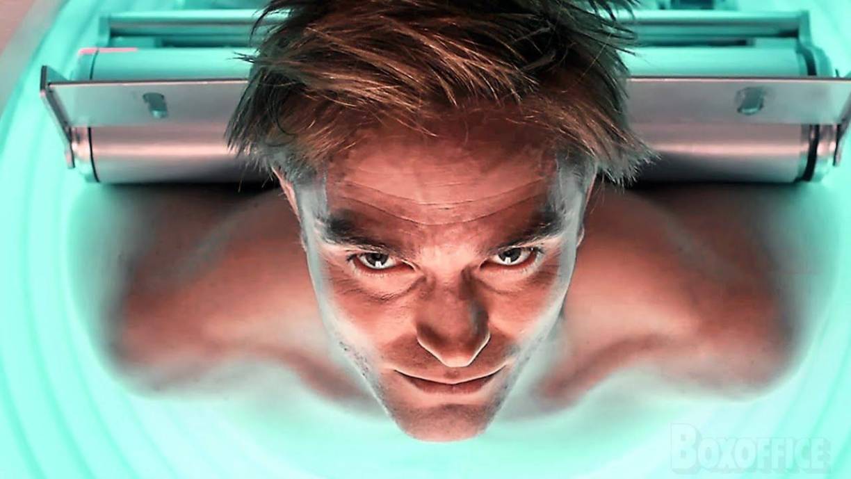 Mickey 17 - La novela Mickey 7 de Edward Ashton, publicada en 2022, llega al cine con una adaptación dirigida por Bong Joon Ho. La trama sigue a un colono espacial, interpretado por Robert Pattinson, que debe enfrentar misiones demasiado peligrosas en un planeta frío. Cada vez que muere, su cuerpo es regenerado, pero todo se complica cuando una de sus versiones sobrevive y se encuentra con la nueva. Su estreno se prevé en enero del 2025.