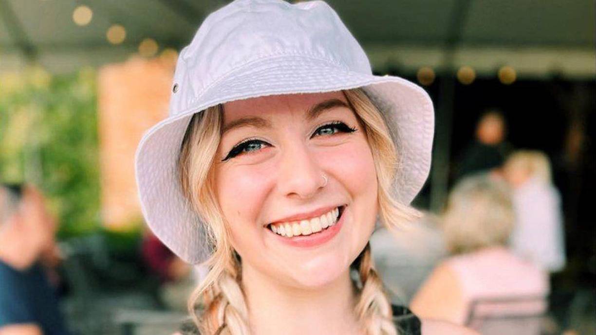 Autoridades estadounidenses saludaron el heroísmo de una maestra de escuela herida de bala por un niño de seis años, y explicaron que “salvó vidas” al evacuar a todos los menores de la clase antes de recibir atención médica.