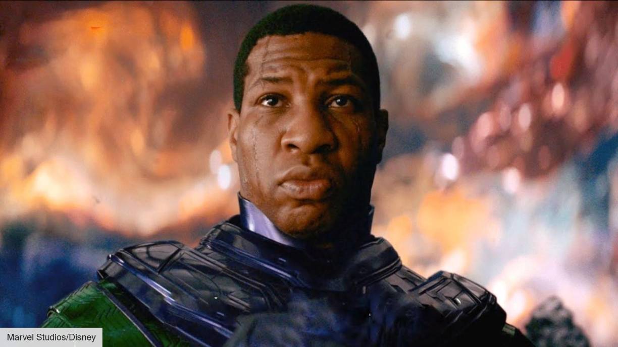 Hay muchas versiones de él mismo. En el multiverso hay cientos de versiones de Kang The Conqueror, todas con estilos, personalidades y nombres diferentes. En el Universo de Marvel Comics ya conocimos a He Who Remains y ahora en Ant-Man and The Waso: Quantumania conocerémos a su versión principal y la más peligrosa.