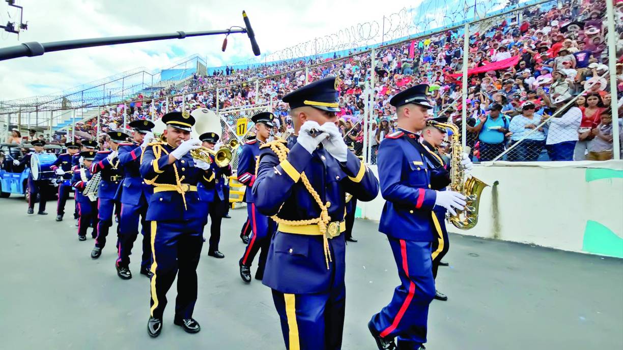 Motivados por el fervor patriótico, los estudiantes de la capital hondureña dieron lo mejor de sí en un desfile que recorrió el bulevar Suyapa hasta el corazón del Estadio Nacional José de la Paz Herrera. Allí, saludaron a las máximas autoridades del país, en una jornada que combinó tradición, seguridad y un profundo sentido de orgullo nacional.