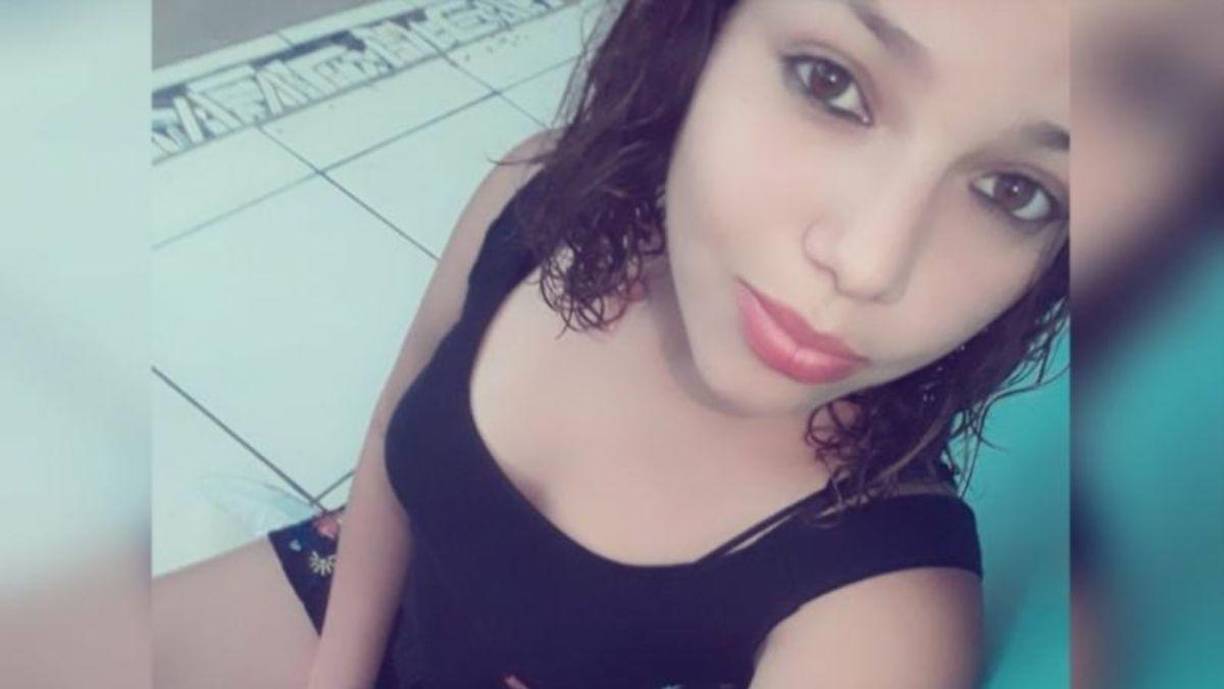 Reyes quedó atrapada en el automóvil, y pese a los esfuerzos del equipo de rescate, no pudieron salvarla.