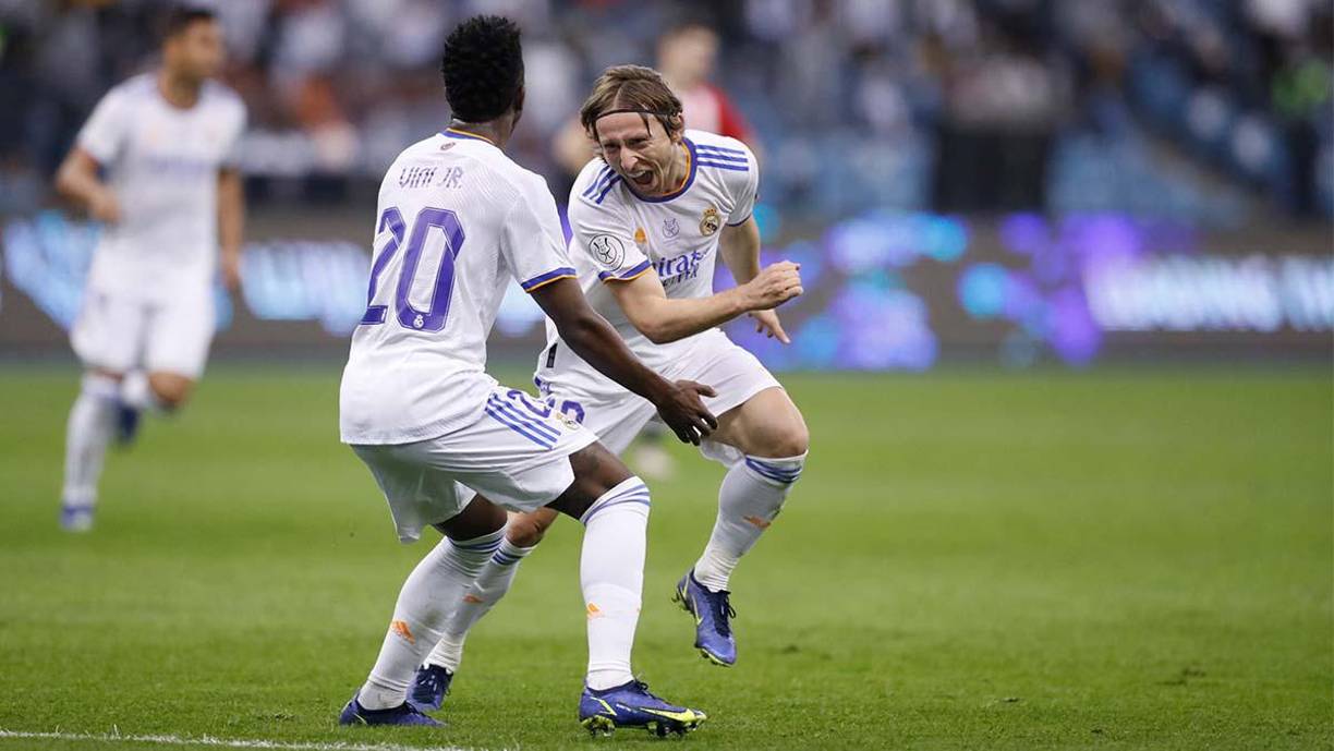 El festejo de Modric con Vinicius tras marcar su golazo en la final de la Supercopa de España.