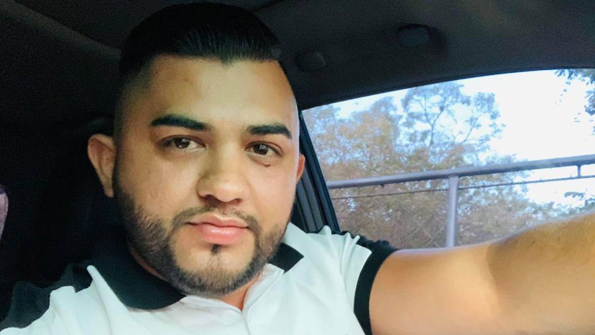 De pronto, sujetos desconocidos se acercaron a la puerta del conductor y le dispararon en reiteradas ocasiones en la cabeza hasta quitarle la vida.