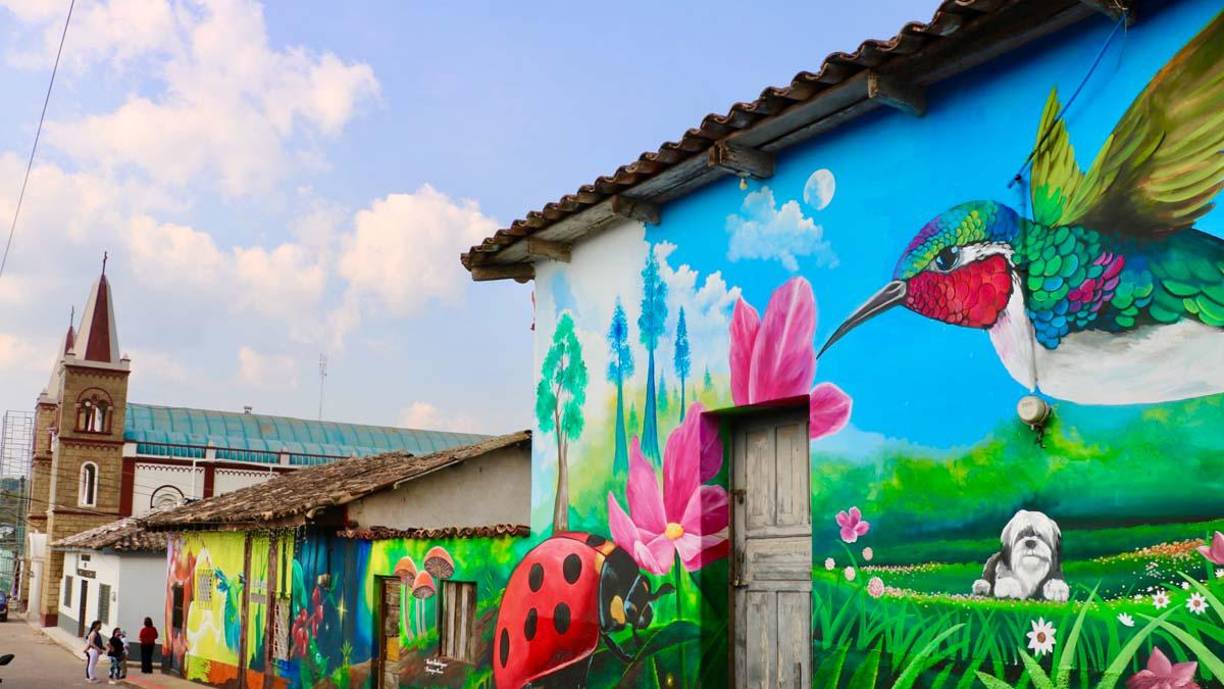 Autoridades municipales, la comisión de turismo, empresarios locales y ciudadanos, determinaron dar el paso para convertir a Dulce Nombre en un destino turístico de Copán, al celebrar el primer festival internacional de muralismo que dejó más de 100 pinturas que relatan con coloridas expresiones artísticas, su historia, cultura y tradiciones.