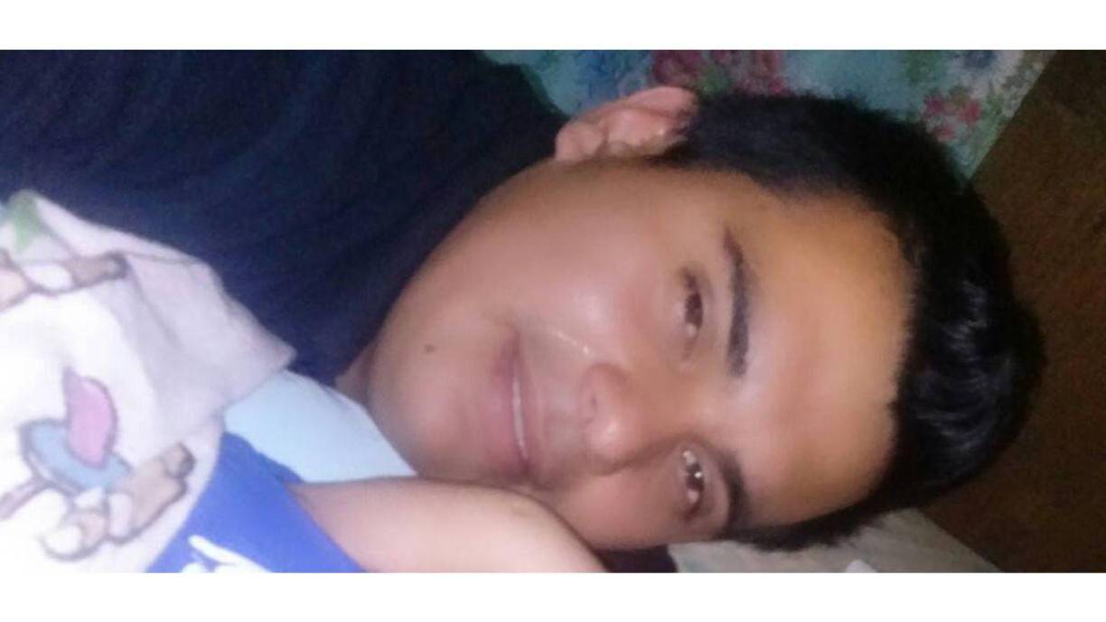 En esta fotografía posaba con un bebé. Se presume que era padre de familia.