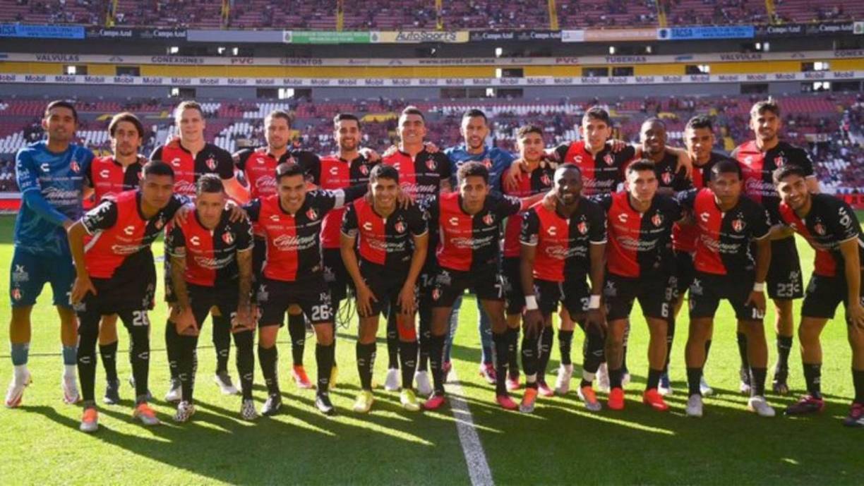 El Atlas quiso a demostrar a su gente que el equipo esta unido. En la foto se puede ver que no sólo los jugadores titulares posaron, sino que también los suplentes.
