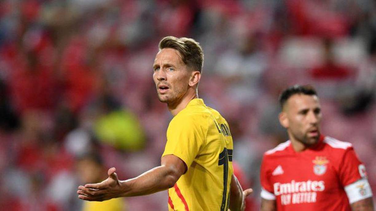 Luuk de Jong : El delantero neerlandés no entra en los planes de Xavi y medios españoles señalan que se irá del Barcelona en enero del 2022. Xavi habría pedido su salida del equipo culé.