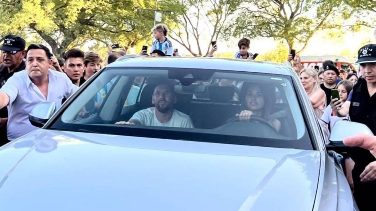 Lionel Messi, el mejor jugador del Mundial de Qatar 2022, llegó este martes a su casa en Rosario, su ciudad natal, después del festejo en Buenos Aires con el resto de la selección argentina en una memorable caravana.