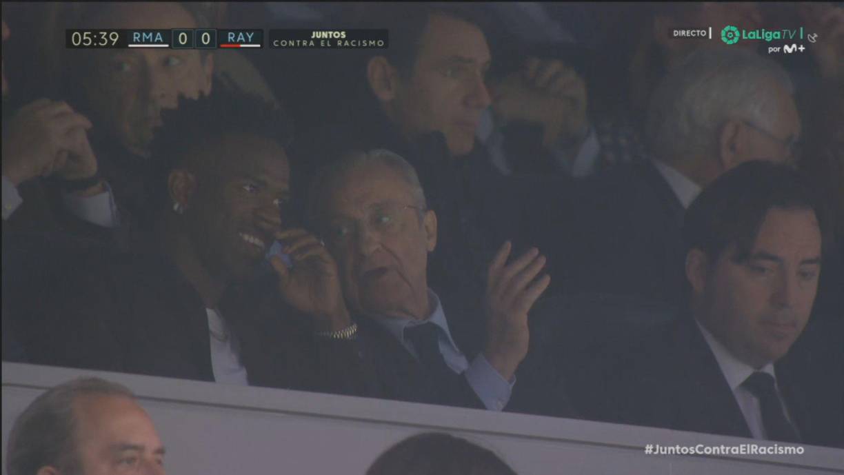 Vinicius posteriormente se fue a un sector del palco y vio el partido junto a Florentino Pérez, presidente del Real Madrid.