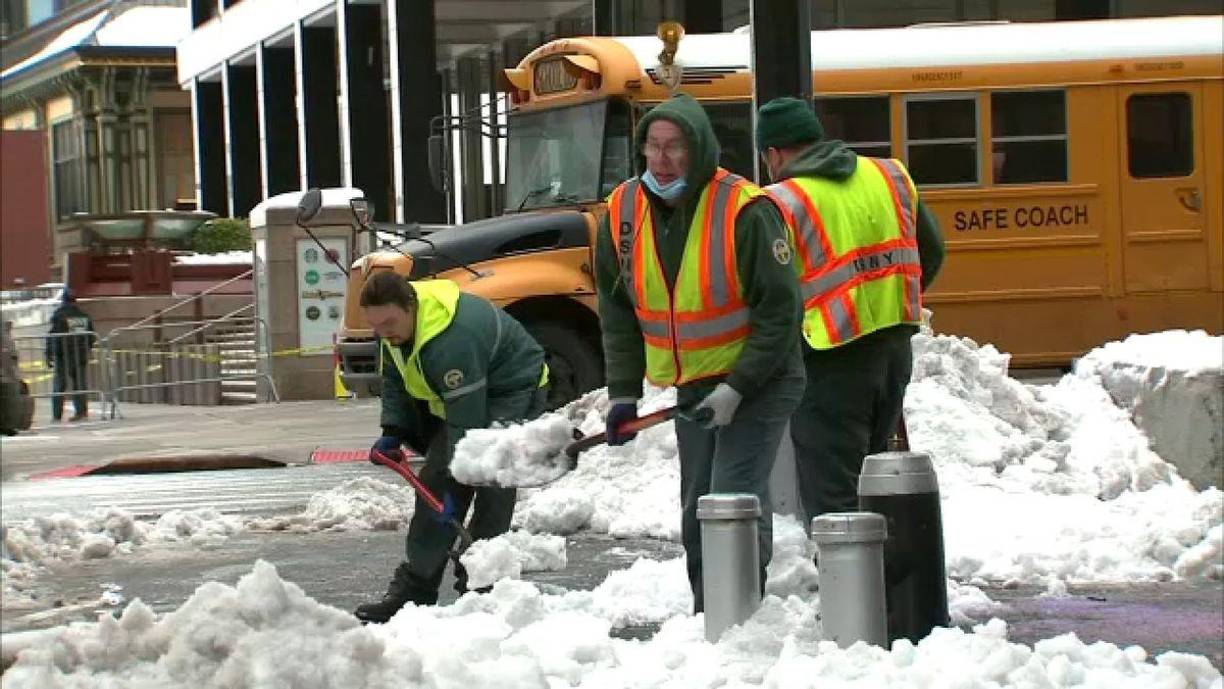 Equipos de limpieza trabajaban este viernes para despejar las carreteras y vías públicas.