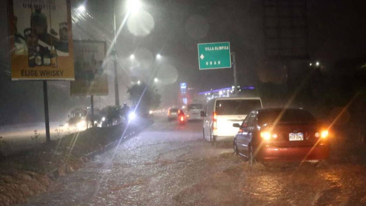 La lluvia dejó un caos total en los bulevares y principales calles.