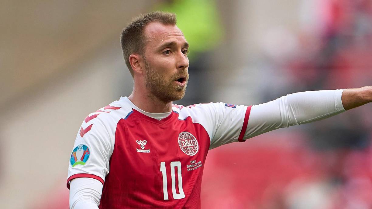 Christian Eriksen dejó claro en una entrevista que quiere volver a jugar al fútbol. “Mi objetivo es ir al Mundial de Qatar”, dijo el danés. Y, aunque en Italia se le cerraron las puertas por el desfibrilador que lleva implantado, en otras ligas no tendría ese problema. Al interés de Ajax y equipos daneses e incluso de la Premier se une ahora el Mónaco, que podría convencer a Eriksen para su regreso a los terrenos de juego.