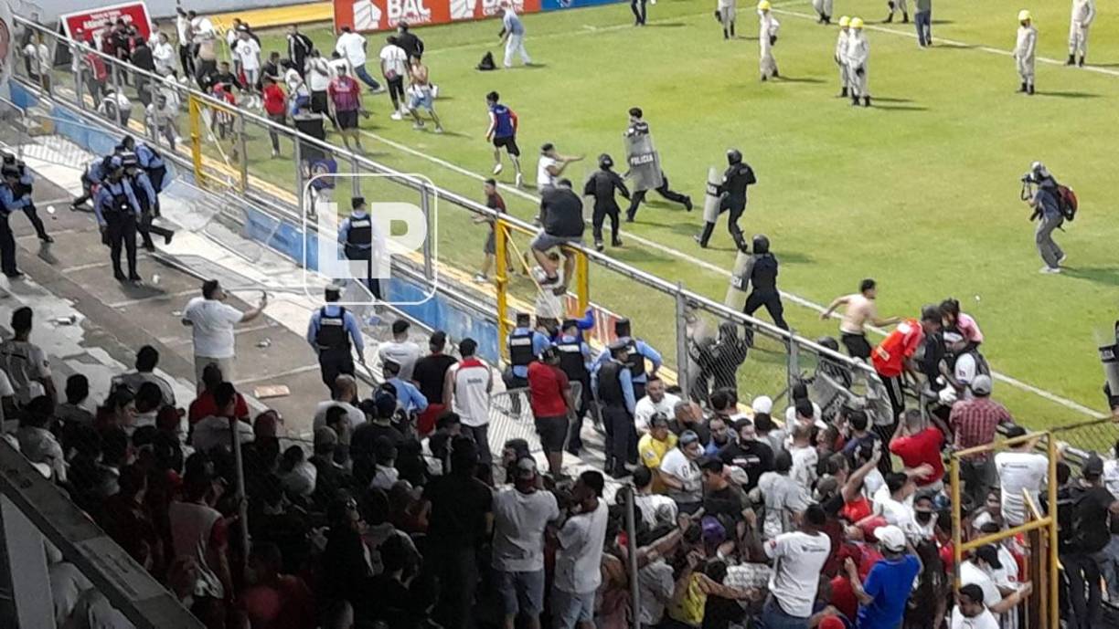 Un pequeño grupo de aficionados motagüenses se colaron al sector de preferencia, a pesar que Olimpia prohibió el ingreso de la hinchada visitante, y empezaron a alentar a su equipo desde las graderías, lo que ocasionó el conflicto.