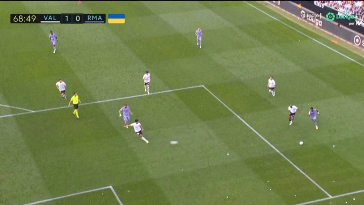 La calentura entre aficionados y Vinicius se calmó, pero se volvió a elevar cuando paso una jugada surrealista en la que detuvieron al brasileño.