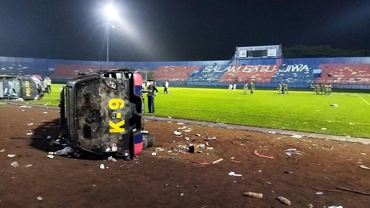 Las dantescas imágenes de la batalla campal que dejó más de un centenar de muertos en partido de fútbol en Indonesia