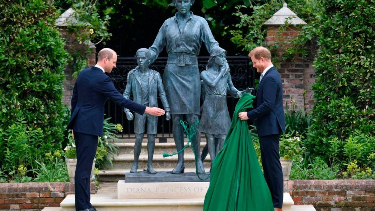 Los príncipes William y Harry se reúnen para inaugurar la estatua la estatua de la princesa Diana 7