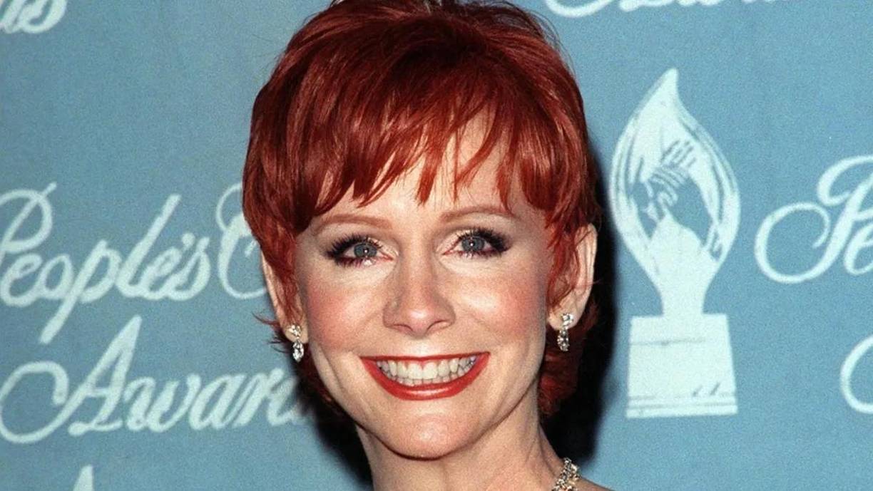 Reba McEntire, miembro del Salón de la Fama de la Música Country y del Hollywood Bowl, será la encargada de entonar el himno nacional de Estados Unidos antes del partido por el título de la NFL.